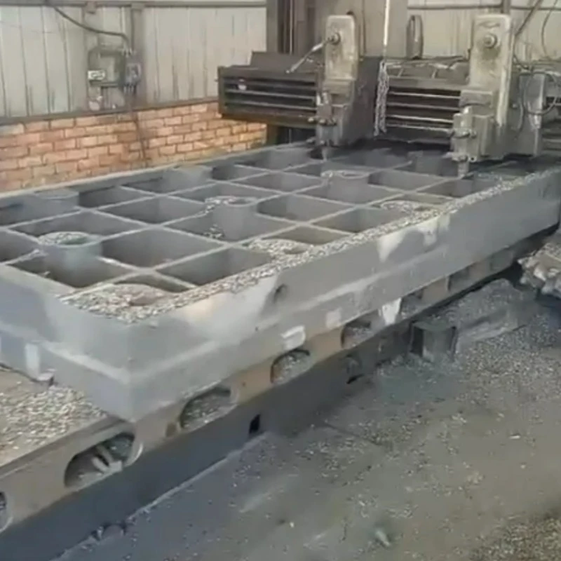 Tiek apstrādāta čuguna pārbaudes platformas apakšējā daļa